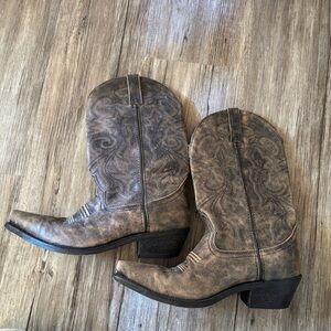 Men's Masterson Distressed R-toe Western Boots with Embossed Stitching